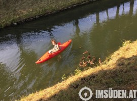 Verena überlegt ein Enten-Selfie