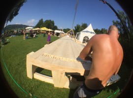 Unser Gregor beim Aufbau.