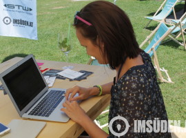 Melanie schreibt Mails