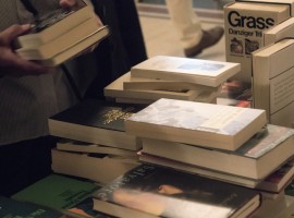 Bücherflohmarkt im Fojer des Theaters